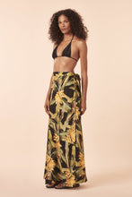 Carregar imagem no visualizador da galeria, Model Front: Blueman Beach Skirt Musa Mambo
