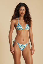 Carregar imagem no visualizador da galeria, Model Front: Blueman Top Top Azulejo Triangulo
