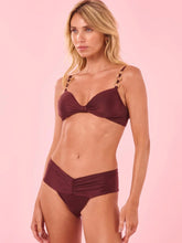 Carregar imagem no visualizador da galeria, Model Front: Blueman Top Top Brigitte Brown
