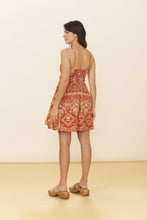 Carregar imagem no visualizador da galeria, Model Back: Blueman Mini Dress Dress Resina Brisa-Suave
