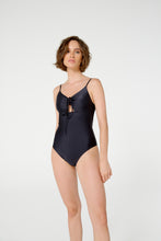 Carregar imagem no visualizador da galeria, Model Front: Blueman One-Piece Maio Malta Liso Preto
