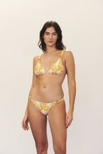 Carregar imagem no visualizador da galeria, Model Front: Blueman Top Top Seiva-Doce-Amarela Ubatuba
