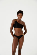 Carregar imagem no visualizador da galeria, Model Front: Blueman Top Top Textura Wavy Shine Preto
