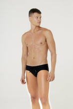 Carregar imagem no visualizador da galeria, Model Front: Blueman Sunga / Boxer Sunga Spot Lisa Preto
