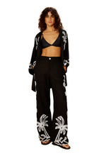 Carregar imagem no visualizador da galeria, Model Front: Blueman Kaftans / Cover Ups Kimono Barrado Preto
