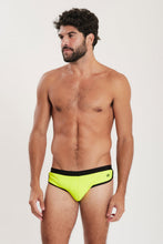 Carregar imagem no visualizador da galeria, Model Front: Blueman Sunga / Boxer Sunga Miami Liso Verde
