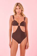 Carregar imagem no visualizador da galeria, Model Front: Blueman One-Piece Marrom Quenia
