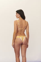 Carregar imagem no visualizador da galeria, Model Back: Blueman Bottom Bottom Seiva-Doce-Amarela Ubatuba
