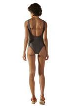 Carregar imagem no visualizador da galeria, Model Back: Blueman One-Piece Textura Zaz Cinza Preto
