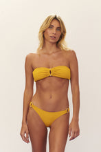 Carregar imagem no visualizador da galeria, Model Front: Blueman Top Top Seiva-Doce-Amarela Jade
