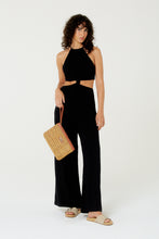 Carregar imagem no visualizador da galeria, Model Front: Blueman Jumpsuits Macacao No Liso Preto Mistico
