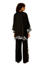 Carregar imagem no visualizador da galeria, Model Back: Blueman Kaftans / Cover Ups Kimono Barrado Preto
