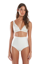 Carregar imagem no visualizador da galeria, Model Front: Blueman Top Top Bordado Rechilieu Off White
