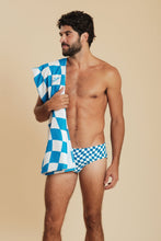 Carregar imagem no visualizador da galeria, Model Front: Blueman Beach Towel Toalha Xadrez
