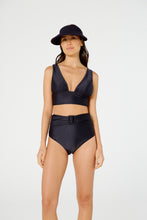 Carregar imagem no visualizador da galeria, Model Front: Blueman Top Top Hot Essencial Preto
