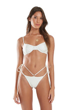 Carregar imagem no visualizador da galeria, Model Front: Blueman Bottom Bottom Pepe Liso Off White
