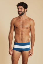 Carregar imagem no visualizador da galeria, Model Front: Blueman Sunga / Boxer Sunga Army Crepúsculo Bicolor Liso Azul
