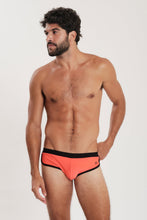Carregar imagem no visualizador da galeria, Model Front: Blueman Sunga / Boxer Sunga Miami Liso Coral
