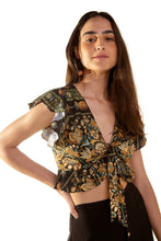 Carregar imagem no visualizador da galeria, Model Front: Blueman Beach Top Monica Kasuti
