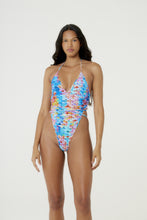 Carregar imagem no visualizador da galeria, Model Front: Blueman One-Piece Maio Nicolle Escama
