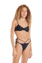 Carregar imagem no visualizador da galeria, Model Front: Blueman Bottom Bottom Pepe Liso Preto
