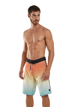 Carregar imagem no visualizador da galeria, Model Front: Blueman Boardshort Bermuda Maxi Vies Espirito Solar
