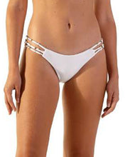 Carregar imagem no visualizador da galeria, Model Front: Blueman Bottom Bottom Ray Off White
