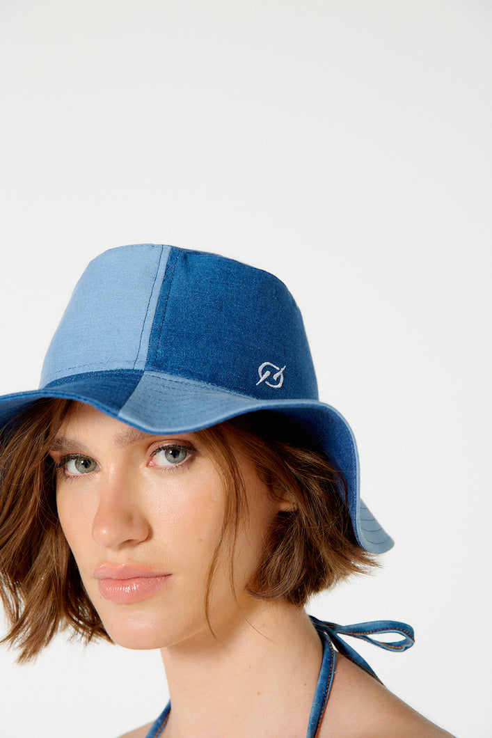 Model Front: Blueman Bucket Hat Chapeu Bucket Mix Jeans