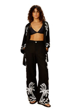 Carregar imagem no visualizador da galeria, Model Front: Blueman Kaftans / Cover Ups Kimono Barrado Preto
