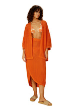 Carregar imagem no visualizador da galeria, Model Front: Blueman Kaftans / Cover Ups Laranja-Tricot Kimono
