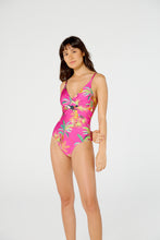 Carregar imagem no visualizador da galeria, Model Front: Blueman One-Piece Maio Atracao Mata
