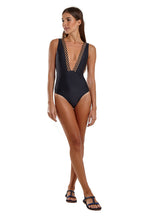 Carregar imagem no visualizador da galeria, Model Front: Blueman One-Piece Maio Jóia Preto
