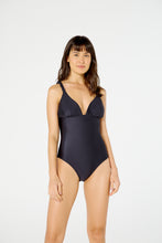Carregar imagem no visualizador da galeria, Model Front: Blueman One-Piece Maio Malibu Liso Preto
