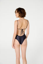Carregar imagem no visualizador da galeria, Model Back: Blueman One-Piece Maio Malta Liso Preto
