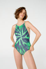 Carregar imagem no visualizador da galeria, Model Front: Blueman One-Piece Maio Nadador Tie Dye Verde
