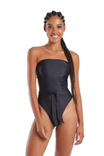Carregar imagem no visualizador da galeria, Model Front: Blueman One-Piece Maio Pipeline Preto
