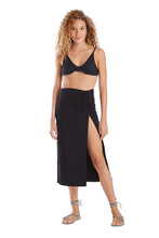 Carregar imagem no visualizador da galeria, Model Front: Blueman Beach Skirt Saia Mid Franzida Preto
