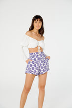 Carregar imagem no visualizador da galeria, Model Front: Blueman Beach Short Short Curto Alfaiataria Tribal
