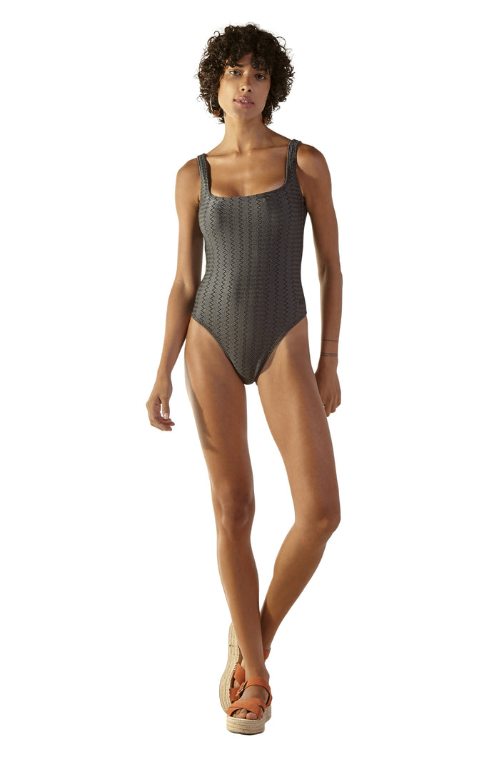 Model Front: Blueman One-Piece Textura Zaz Cinza Preto