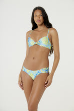 Carregar imagem no visualizador da galeria, Model Front: Blueman Top Top Bardot Pacifico Polen
