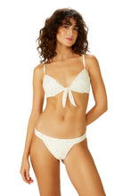 Carregar imagem no visualizador da galeria, Model Front: Blueman Top Top Branco Bardot
