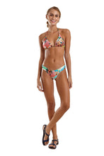 Carregar imagem no visualizador da galeria, Model Front: Blueman Top Top Delta Flower Power

