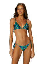 Carregar imagem no visualizador da galeria, Model Front: Blueman Top Top Fauna Triangulo

