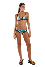 Carregar imagem no visualizador da galeria, Model Front: Blueman Top Top Joy Cancun Tropical Mess
