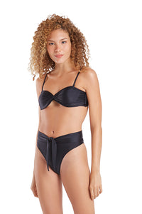 Model Front: Blueman Top Top Latino Color Preto