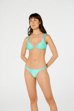 Carregar imagem no visualizador da galeria, Model Front: Blueman Top Top Malibu Verde
