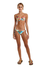 Carregar imagem no visualizador da galeria, Model Front: Blueman Top Top Prainha Flower Power
