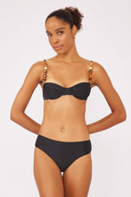 Carregar imagem no visualizador da galeria, Model Front: Blueman Top Top Preto Chandon
