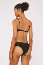 Carregar imagem no visualizador da galeria, Model Back: Blueman Top Top Preto Chandon
