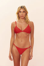 Carregar imagem no visualizador da galeria, Model Front: Blueman Top Top Vermelho Drops
